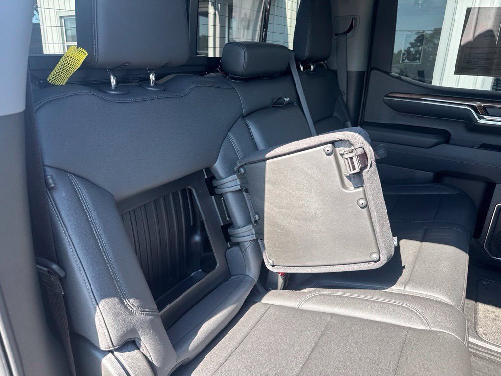 Used 2023 Chevrolet Silverado 1500 LT w/ Leather Package AWD/4WD image 23