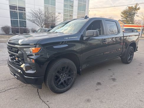 Used 2023 Chevrolet Silverado 1500 Custom image 1