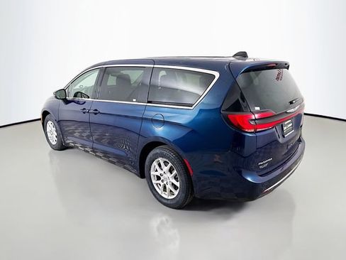 Used 2023 Chrysler Pacifica Touring-L image 5