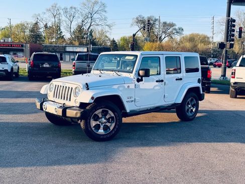 Used 2018 Jeep Wrangler Unlimited Sahara w/ Connectivity Group AWD/4WD image 3