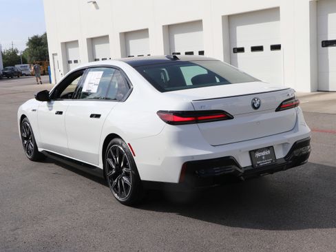 Used 2025 BMW i7 M70 w/ Executive Package AWD/4WD image 13