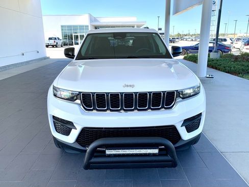 Used 2023 Jeep Grand Cherokee Laredo image 2