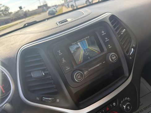 Used 2018 Jeep Cherokee Latitude image 16