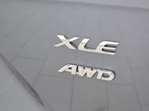 Used 2022 Toyota Corolla Cross XLE image 18