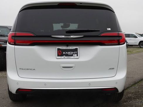New 2026 Chrysler Pacifica Select image 7