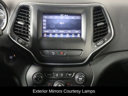 Used 2019 Jeep Cherokee Latitude Plus w/ Comfort/Convenience Group image 27