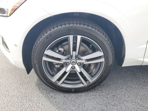 Used 2019 Volvo XC60 T5 Momentum w/ Multimedia Package image 5