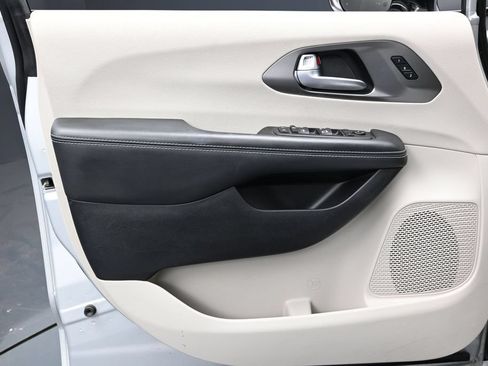 Used 2024 Chrysler Pacifica Touring-L FWD image 16