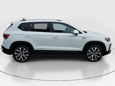 Used 2022 Volkswagen Taos SE FWD image 4