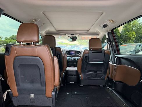 Used 2017 Chrysler Pacifica Limited FWD image 17
