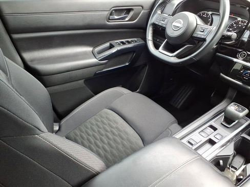 Used 2024 Nissan Pathfinder SV image 16