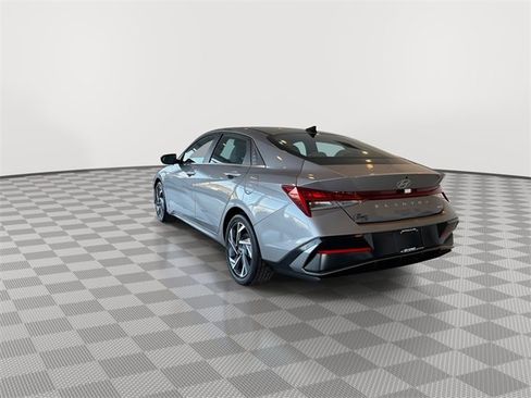 Used 2025 Hyundai Elantra Limited image 8