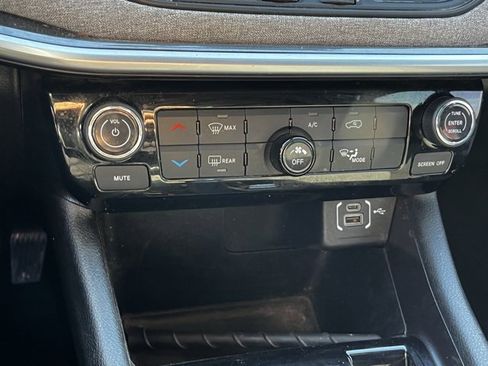 Certified 2025 Jeep Compass Sport w/ Mopar Graphics Package image 17