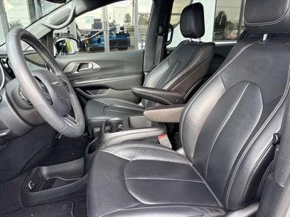 Used 2025 Chrysler Pacifica Select