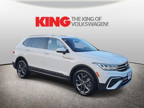 Used 2022 Volkswagen Tiguan SE w/ Panoramic Sunroof Package image 1