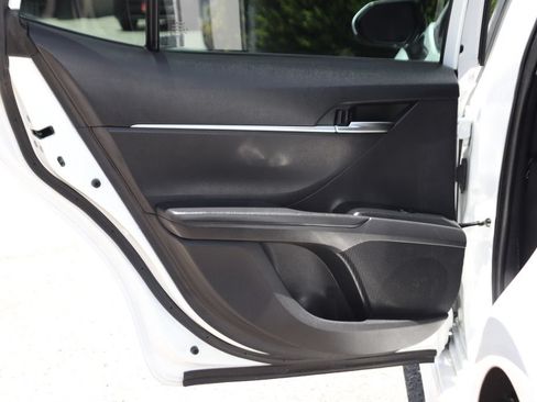 Used 2020 Toyota Camry SE FWD image 31