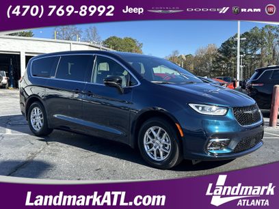 Used 2025 Chrysler Pacifica Select