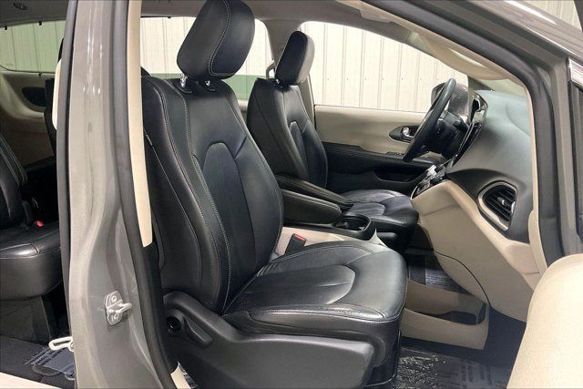 Used 2022 Chrysler Pacifica Touring-L FWD image 7