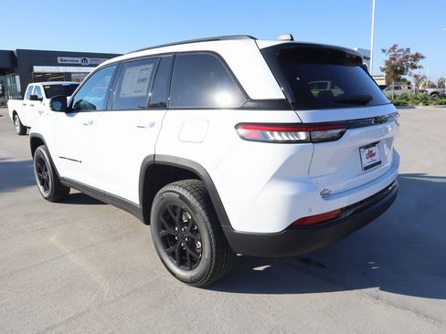 New 2025 Jeep Grand Cherokee Altitude image 23