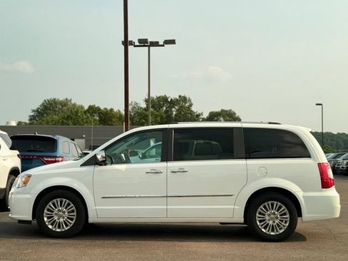 Used 2015 Chrysler Town & Country Limited FWD image 38