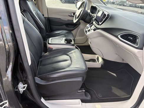 Used 2022 Chrysler Pacifica Touring-L image 19