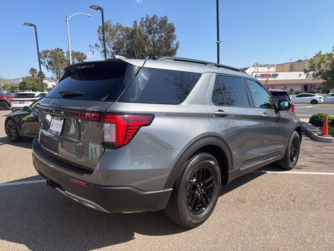 Used 2025 Ford Explorer Active w/ Active Comfort Package image 5