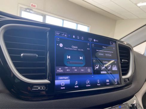 Used 2024 Chrysler Pacifica Touring-L FWD image 27