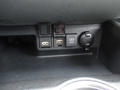 Used 2020 Toyota Highlander XLE image 29