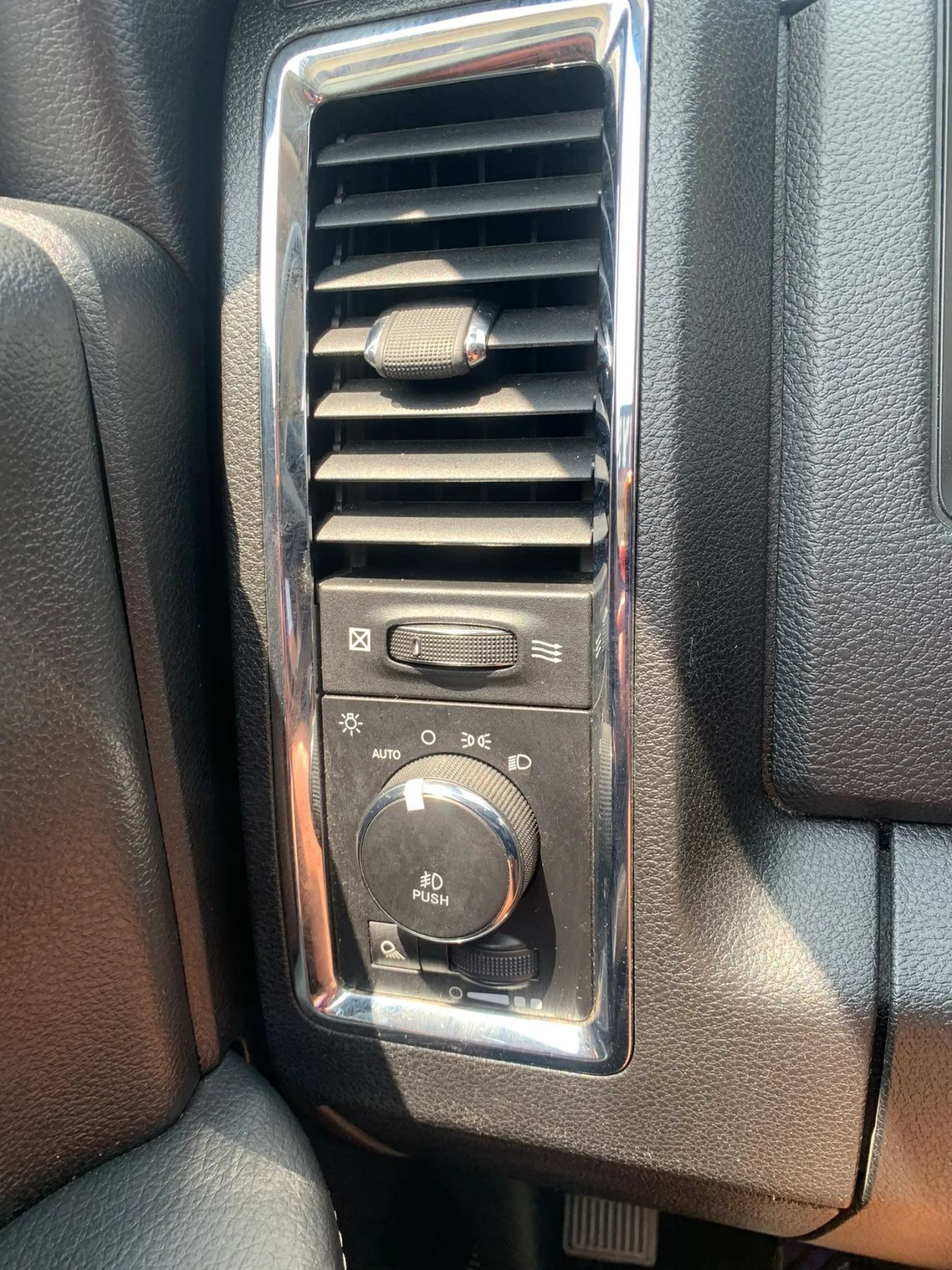 Used 2018 RAM 1500 Laramie w/ Convenience Group AWD/4WD image 28