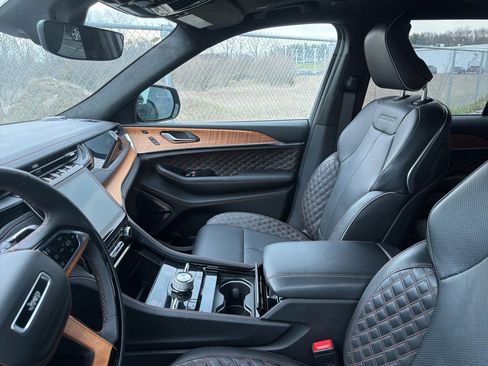 Used 2024 Jeep Grand Cherokee Summit image 10