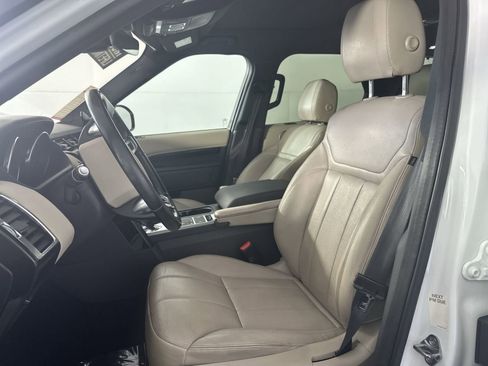 Used 2019 Land Rover Discovery SE image 15