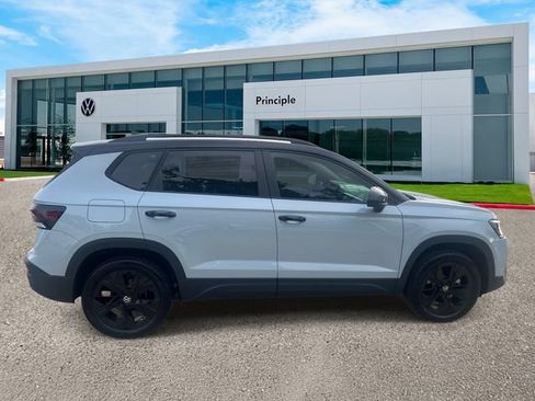 New 2026 Volkswagen Taos SE FWD image 4