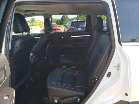 Used 2019 Toyota Highlander AWD V6 image 12