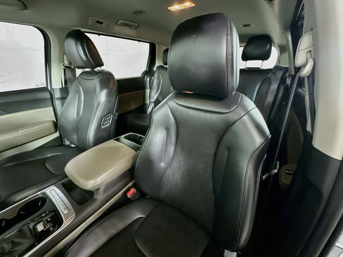 Used 2025 Kia Carnival EX FWD image 21