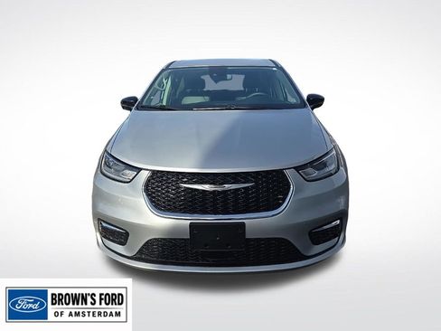 Used 2024 Chrysler Pacifica Touring-L FWD image 3