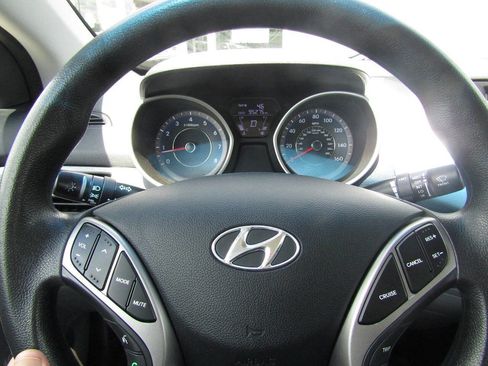 Used 2013 Hyundai Elantra FWD image 9