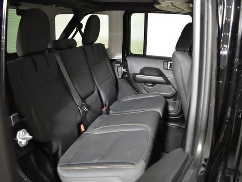 Used 2025 Jeep Wrangler Unlimited Sahara AWD/4WD image 32