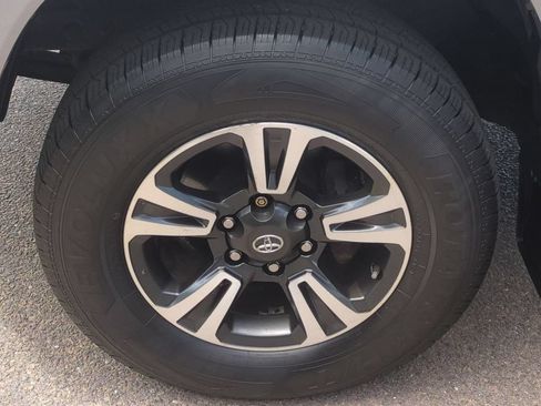 Used 2017 Toyota Tacoma TRD Sport AWD/4WD image 10