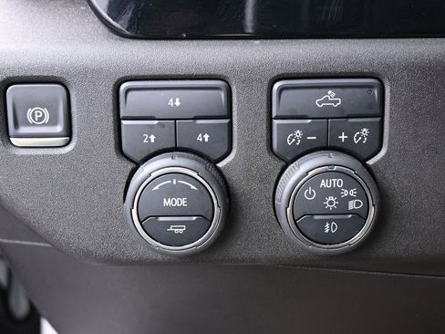 Used 2025 Chevrolet Silverado 2500 LT w/ Convenience Package image 17