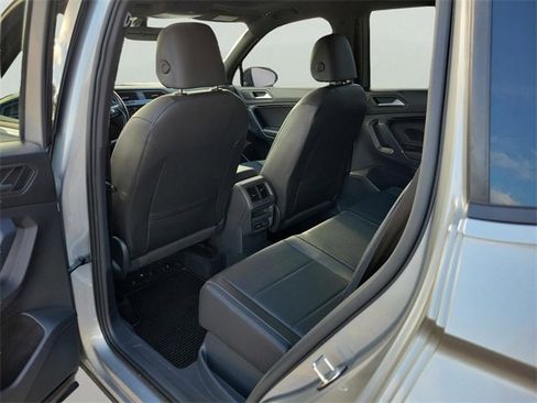 Used 2020 Volkswagen Tiguan SE R-Line image 10