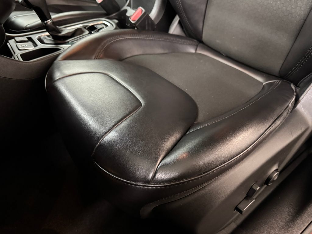 Used 2021 Jeep Cherokee Latitude Plus FWD image 16