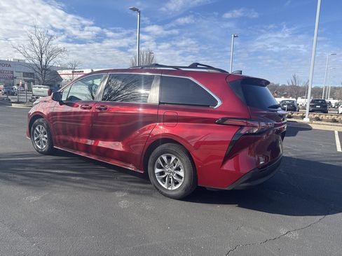 Used 2022 Toyota Sienna LE image 8