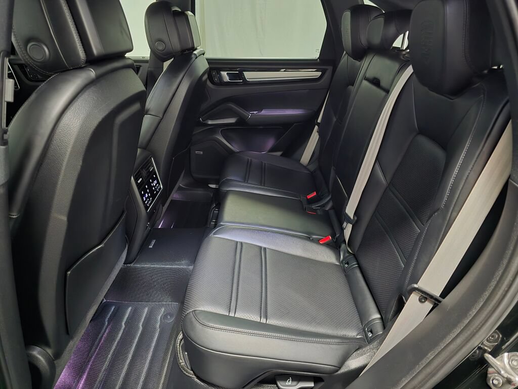 Certified 2023 Porsche Cayenne Platinum Edition AWD/4WD image 21