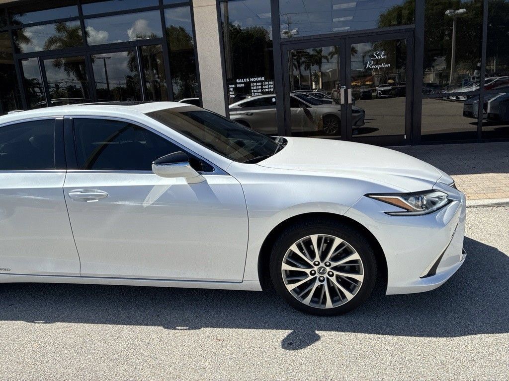 Used 2020 Lexus ES 300h w/ Premium Package FWD image 4