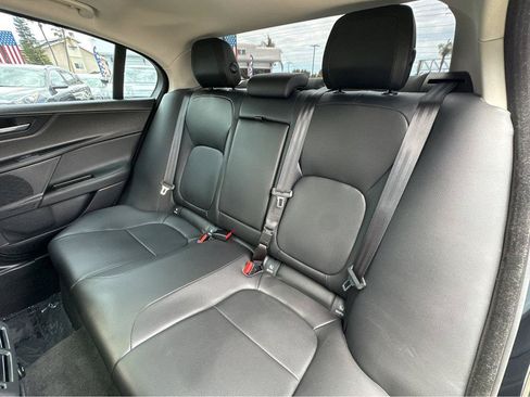 Used 2017 Jaguar XE RWD image 9