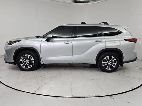 Used 2022 Toyota Highlander XLE image 3