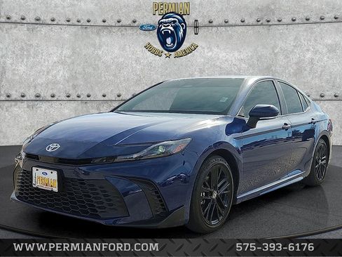 Used 2025 Toyota Camry SE image 1