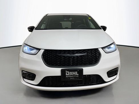 Used 2024 Chrysler Pacifica Limited FWD image 3