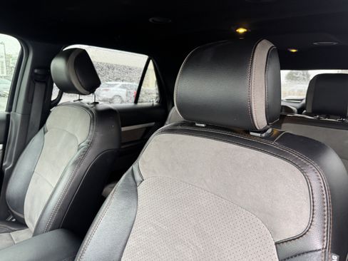 Used 2017 Ford Explorer XLT w/ Equipment Group 202A image 13