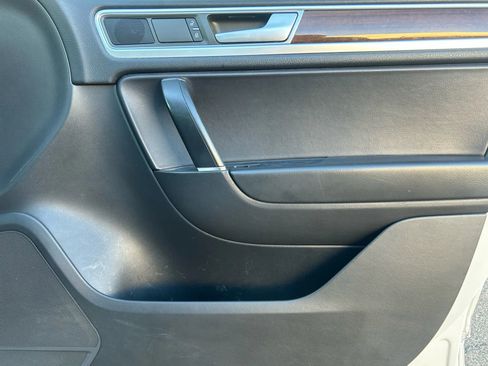 Used 2015 Volkswagen Touareg Sport image 13